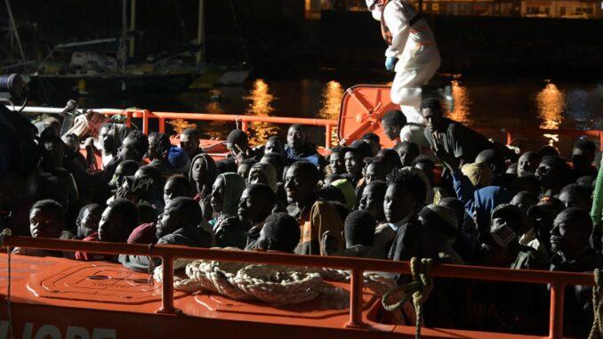 Dos embarcaciones de Salvamento Marítimo, la Salvamar Adhara y la Guardamar Caliope, han desembarcado esta noche en el puerto de La Restinga, en El Hierro, a 327 inmigrantes subsaharianos rescatados de dos cayucos localizados en el Atlántico, en aguas al sur de la isla. EFE/Gelmert Finol
