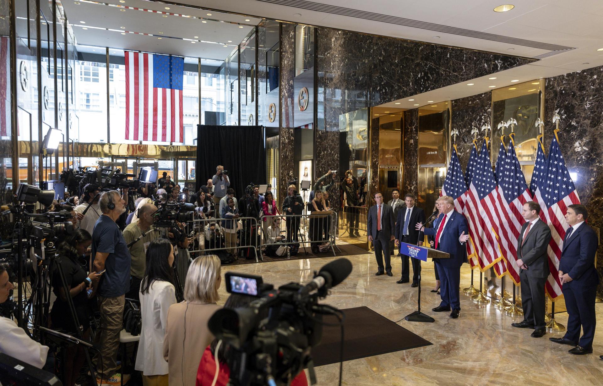 El expresidente y candidato a la presidencia, Donald Trump, habla durante una conferencia de prensa este viernes en el vestíbulo de la Torre Trump en Nueva York (EE.UU.). EFE/EPA/JUSTIN LANE
