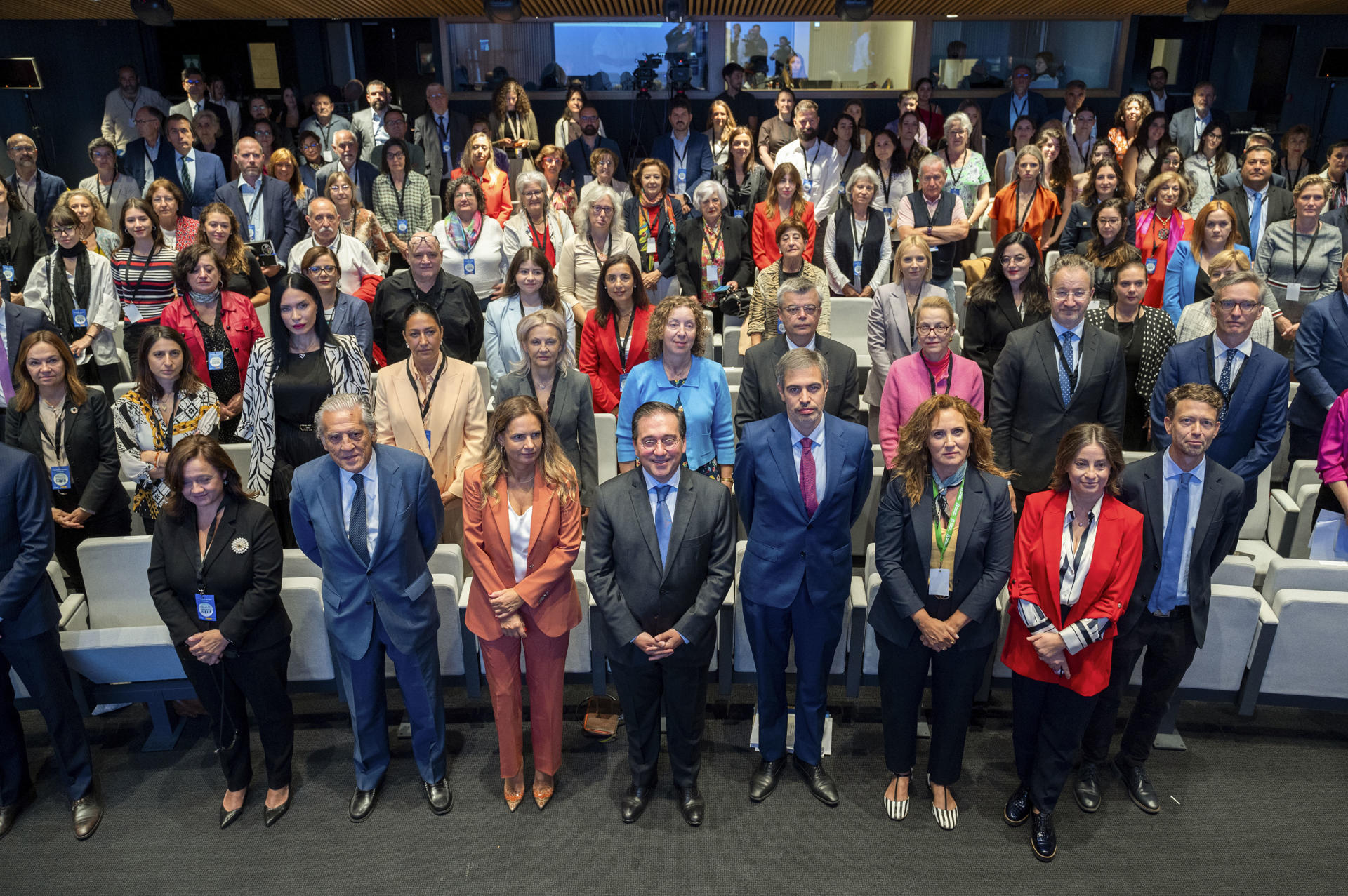 El ministro español de Asuntos Exteriores, Unión Europea y Cooperación, José Manuel Albares (c), inaugura la jornada 'Las mujeres deciden en Europa. Mujeres y gobernanza europea”, organizada por la Fundación Alternativas, este viernes en Madrid. EFE/ Fernando Villar
