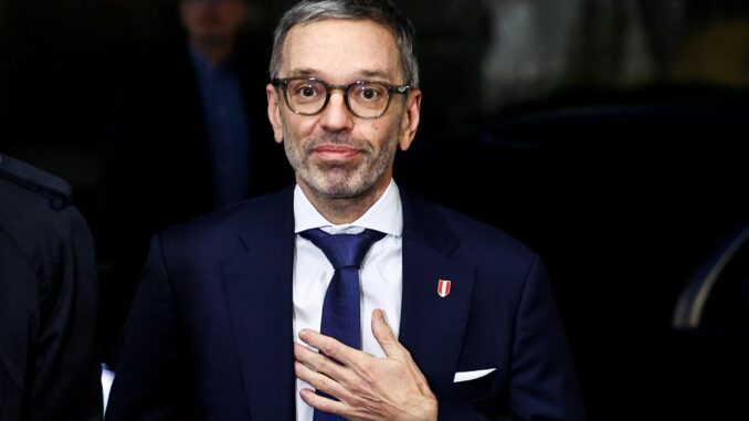 El presidente y principal candidato del Partido de la Libertad de Austria (FPOE), Herbert Kickl, llega al debate televisivo previo a las elecciones en Viena, Austria, el 26 de septiembre de 2024. 
EFE/EPA/FILIP SINGER
