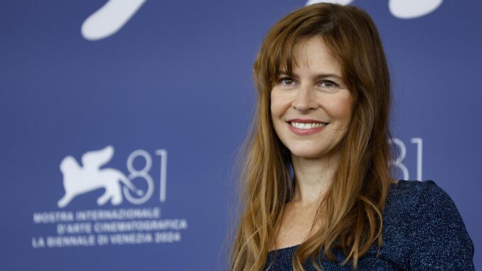 La directora italiana Maura Delpero posa en un photocall de 'Vermiglio' en el 81º Festival Internacional de Cine de Venecia, en Venecia, Italia, el 2 de septiembre de 2024. La película se presenta en la competición oficial 'Venezia 81' del festival que se celebra del 28 de agosto al 7 de septiembre de 2024. (Cine, Italia, Niza, Venecia) EFE/EPA/FABIO FRUSTAC
