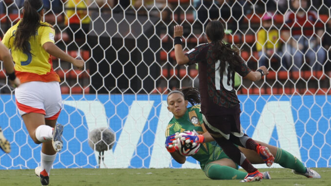 Luisa Agudelo (c) portera de Colombia atrapa el balón en un partido de la Copa Mundial Femenina sub-20. EFE/ Luis Eduardo Noriega Arboleda
