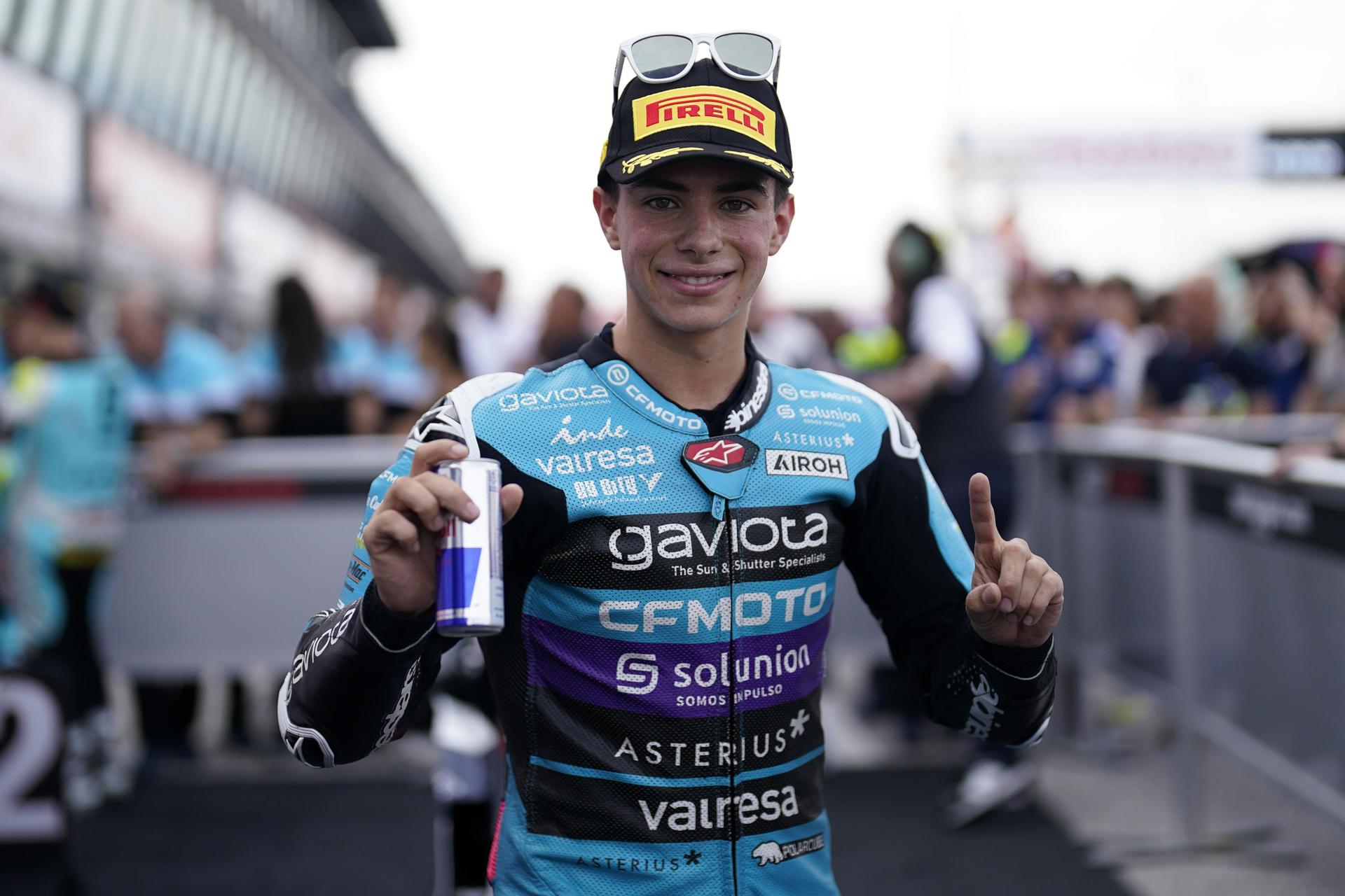 El colombiano David Alonso (CFMOTO Aspar Team) celebra su victoria en la carrera de Moto3 del Gran Premio de Emilia Romagna e el circuito Marco Simoncelli en Misano Adriatico, Italia. EFE/DANILO DI GIOVANNI
