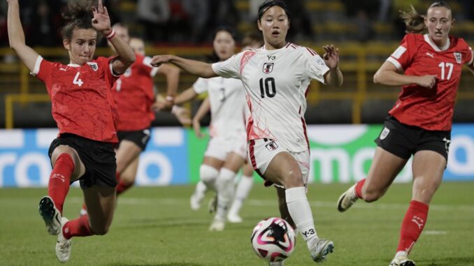 Isabell Schneiderbauer (i) de Austria disputa un balón con Manaka Matsukubode Japón en un partido del grupo E de la Copa Mundial Femenina sub-20. EFE/ Carlos Ortega
