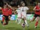 Isabell Schneiderbauer (i) de Austria disputa un balón con Manaka Matsukubode Japón en un partido del grupo E de la Copa Mundial Femenina sub-20. EFE/ Carlos Ortega