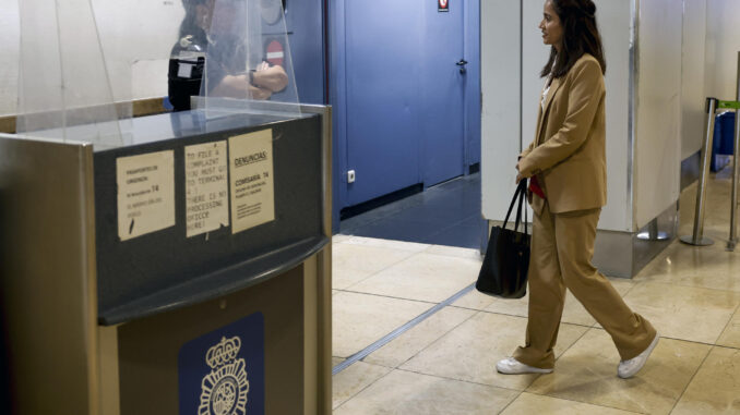 La portavoz de Más Madrid en el Congreso, Tesh Sidi (d), el pasado martes en el aeropuerto de Barajas para visitar a los saharuis solicitantes de asilo. EFE/ Sergio Pérez
