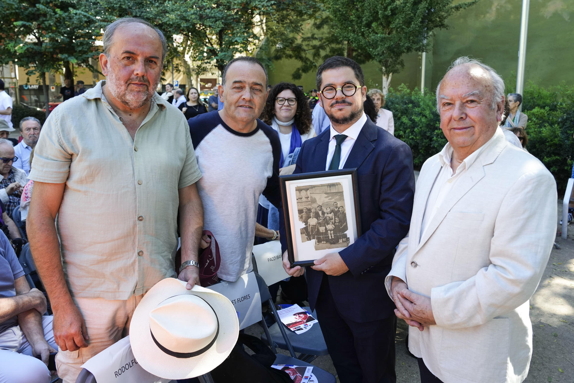 El embajador de Chile en España, Javier Velasco (2d) acompañado del sobrino de Pablo Neruda Rodolfo Reyes (d) posan con familiares de tripulantes del Winnipeg, durante la inauguración de un mural homenaje creado por el 'Mono' González y Roc Blackblock este sábado en Barcelona, una obra que alude a la gesta diplomática del escritor chileno para embarcar en el barco Winnipeg a más de 2.000 refugiados republicanos. EFE/Alejandro García
