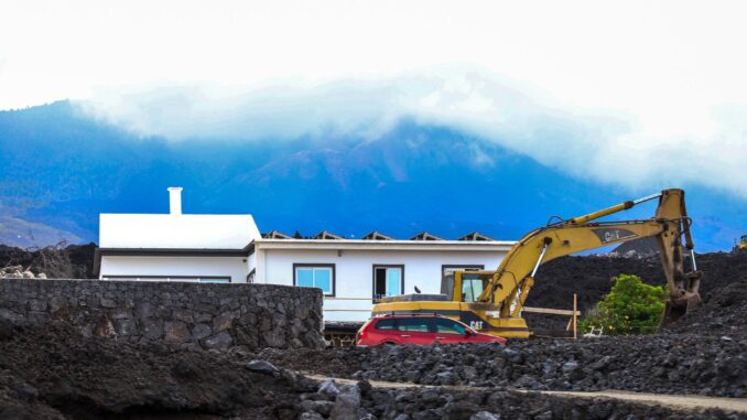 Imagen de una vivienda prefabricada reconstruida sobre las coladas del volcán Tajogaite, de cuya erupción se cumplen este jueves tres años. EFE / Luis G Morera.
