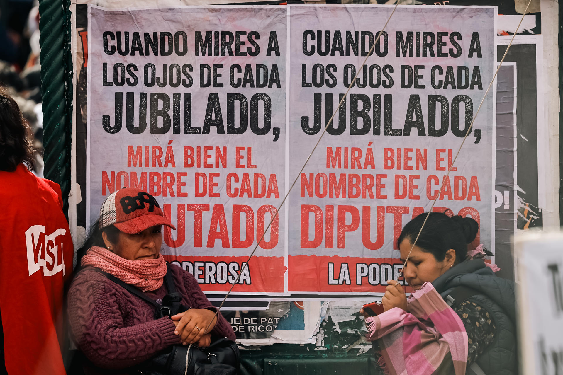 Personas se manifiestan en los alrededores del Congreso de la Nación Argentina, donde la Cámara de Diputados sesionó y votó por mantener el veto del presidente, Javier Milei, a la ley de reforma jubilatoria, en Buenos Aires (Argentina). EFE/ Juan Ignacio Roncoroni
