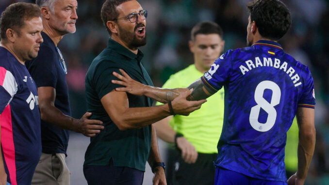 El técnico del Getafe, José Bordalás (c), protesta tras ser explusado durante el encuentro correspondiente a la tercera jornada de LaLiga que disputaron Betis y Getafe en el estadio Benito Villamarín de Sevilla. EFE/ José Manuel Vidal
