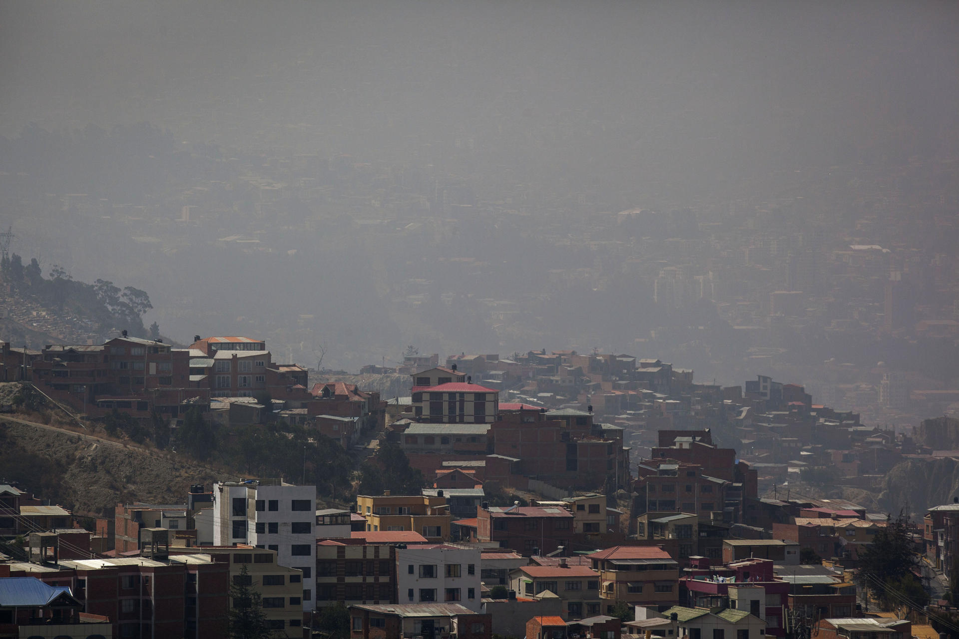 Fotografía que muestra este lunes una zona en la ciudad de La Paz (Bolivia), cubierta por una capa de humo ocasionada por los incendios. EFE/Esteban Biba
