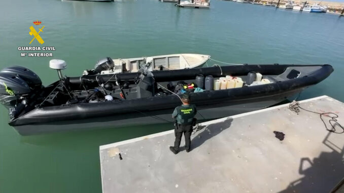 La Guardia Civil ha detenido a cuatro personas la madrugada del pasado lunes por intentar alijar 138 fardos de hachís, con un peso aproximado de 5.400 kilos, en la desembocadura del río Guadalquivir.EFE/ Guardia Civil SOLO USO EDITORIAL/SOLO DISPONIBLE PARA ILUSTRAR LA NOTICIA QUE ACOMPAÑA (CRÉDITO OBLIGATORIO)
