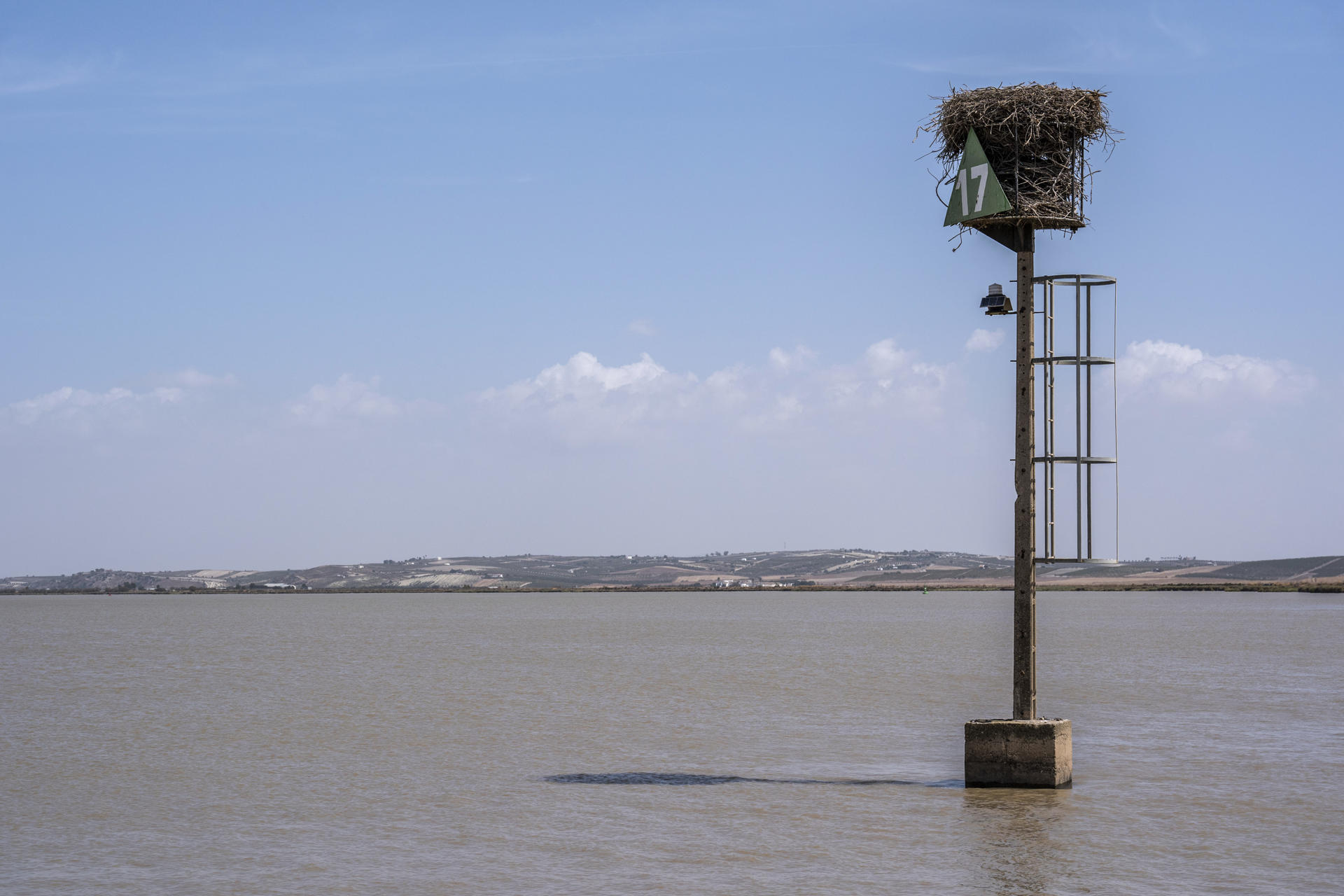 Imagen del río Guadalquivir entre Trebujena y Sanlúcar de Barrameda (Cádiz) donde anoche murió un narcotraficante perseguido por la Guardia Civil. EFE/ Román Ríos
