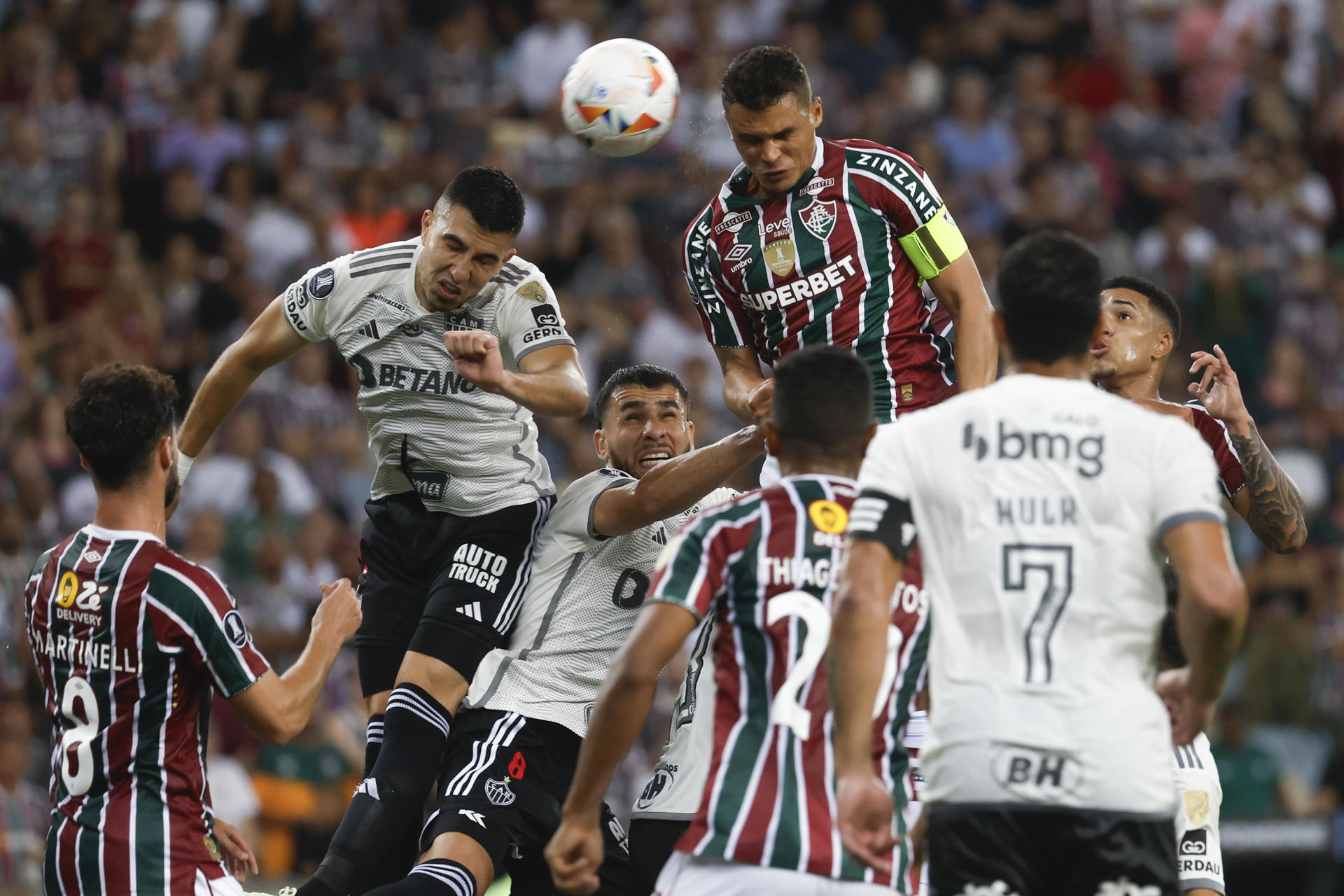 Thiago Silva (d) de Fluminense remata en el partido de ida de cuartos de final de la Copa Libertadores. EFE/ Antonio Lacerda
