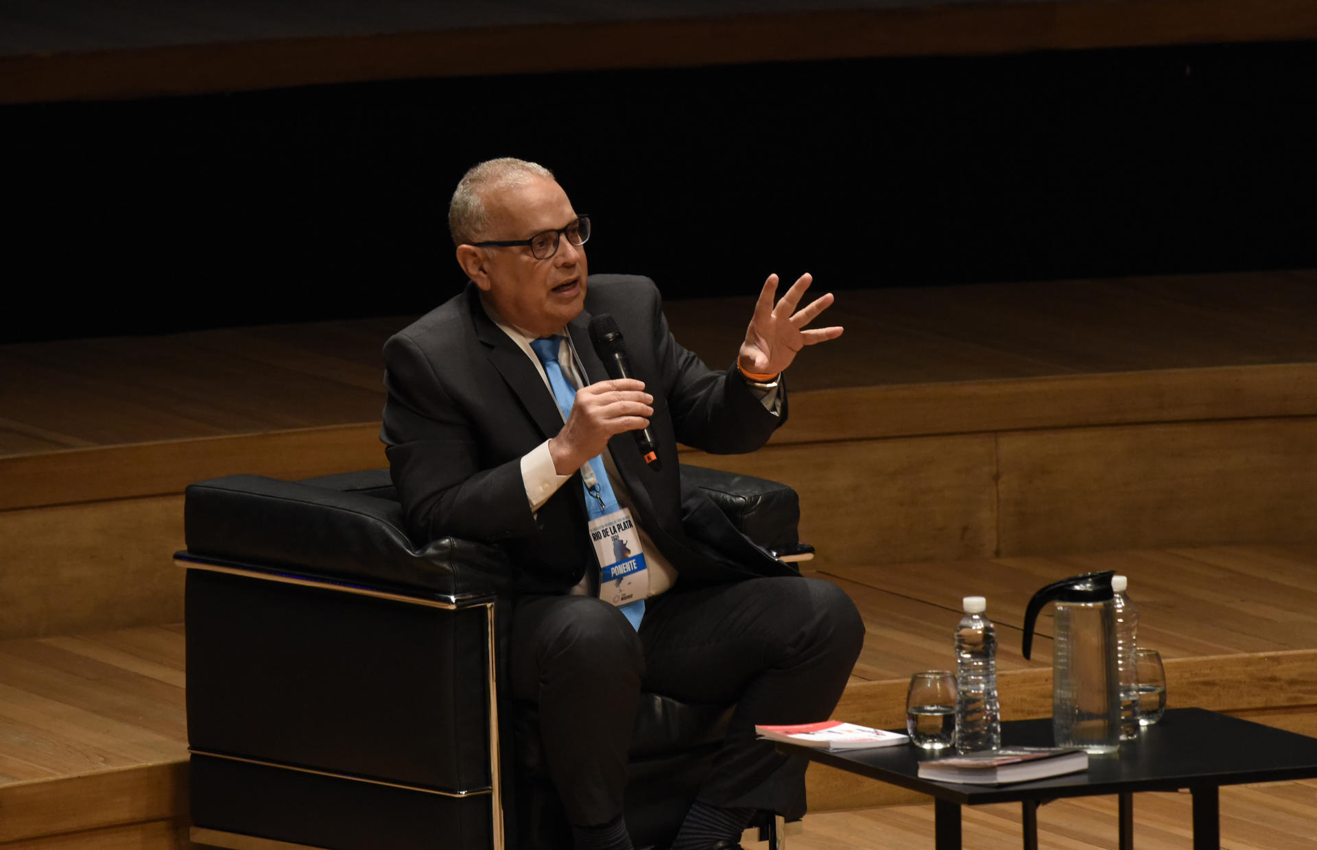 Alejandro Peña Esclusa, escritor, habla durante un panel del Foro Madrid este jueves, en Buenos Aires (Argentina). EFE/ Matias Campaya
