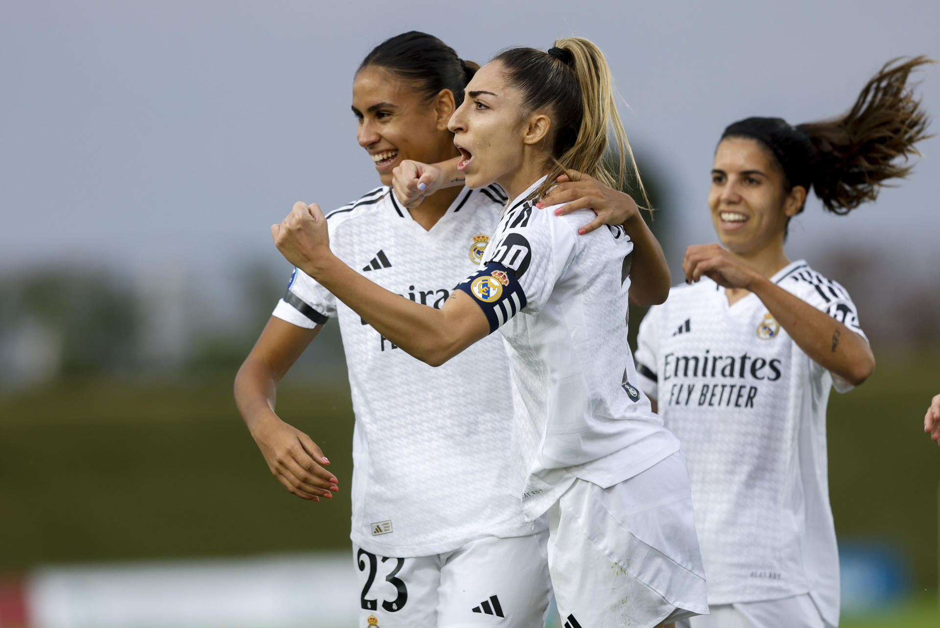 La centrocampista del Real Madrid Olga Carmona (d) celebra el primer gol del partido de Liga F de fútbol femenino disputado entre el Real Madrid y el Athletic Club este domingo en el estadio Alfredo Di Stéfano de Madrid. EFE/Rodrigo Jiménez
