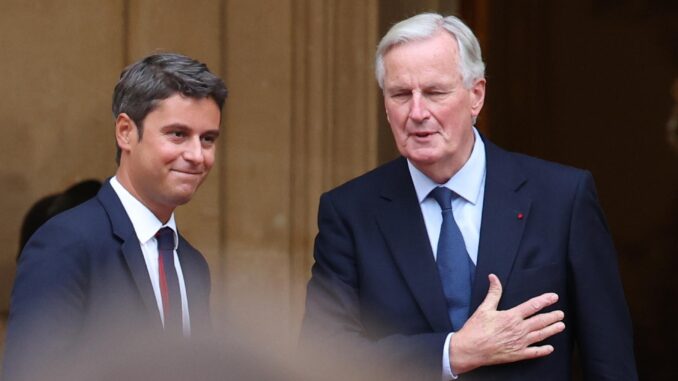 El primer ministro saliente de Francia, Gabriel Attal (izq.), saluda al recién nombrado primer ministro Michel Barnier (der.) durante la ceremonia de entrega en el Hotel Matignon en París, Francia, el 5 de septiembre de 2024. El presidente francés, Emmanuel Macron, nombró el 5 de septiembre al ex comisario europeo y negociador del Brexit, Michel Barnier, como nuevo primer ministro de Francia, 60 días después de la segunda vuelta de las elecciones legislativas que dieron como resultado una Asamblea Nacional sin mayoría (Elecciones, Francia) EFE/EPA/MOHAMMED BADRA
