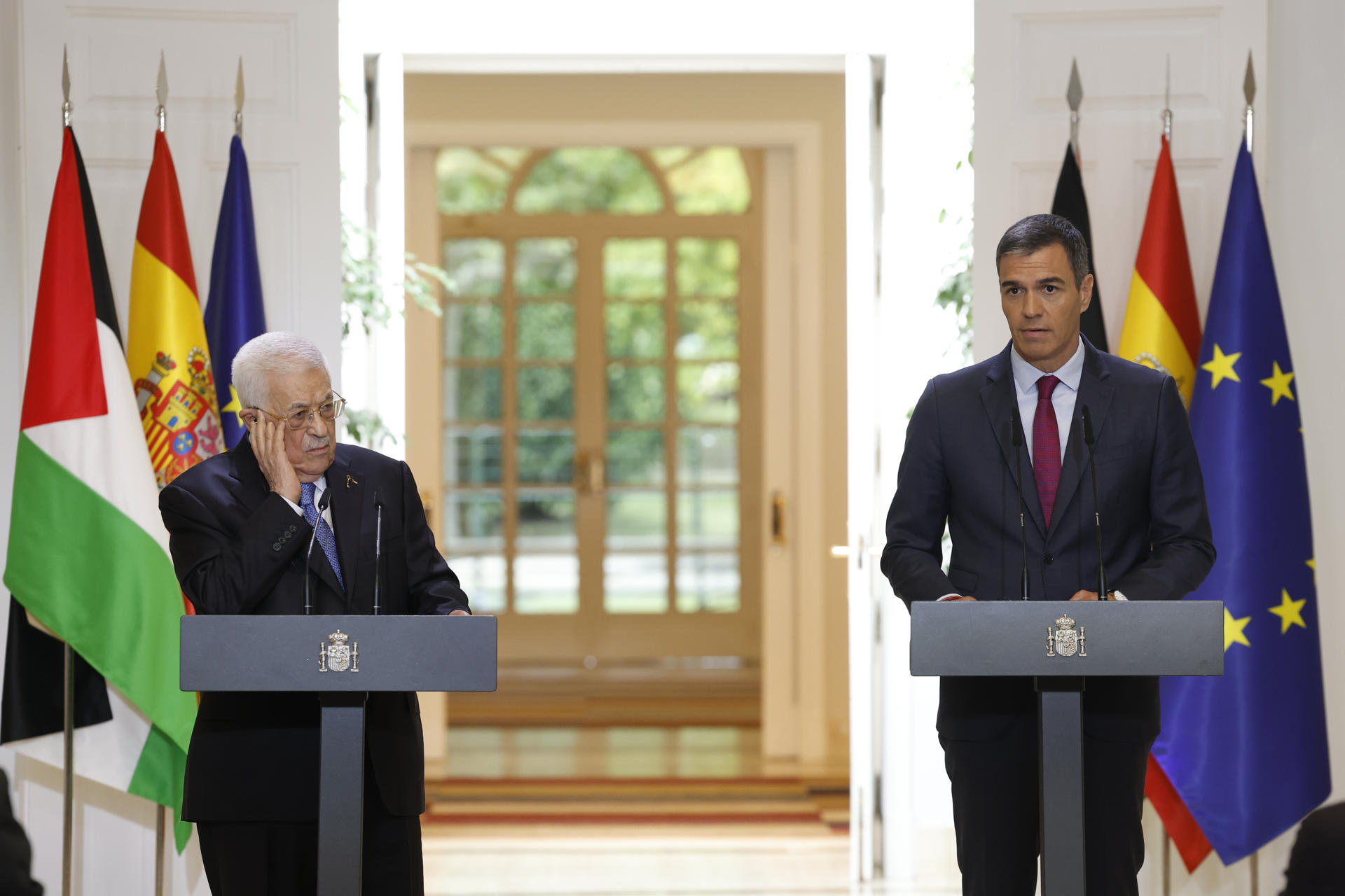 El presidente del Gobierno, Pedro Sánchez, y el presidente palestino Mahmud Abás (i), durante la rueda de prensa posterior a la reunión mantenida este jueves en el Palacio de la Moncloa. EFE/Javier Lizón
