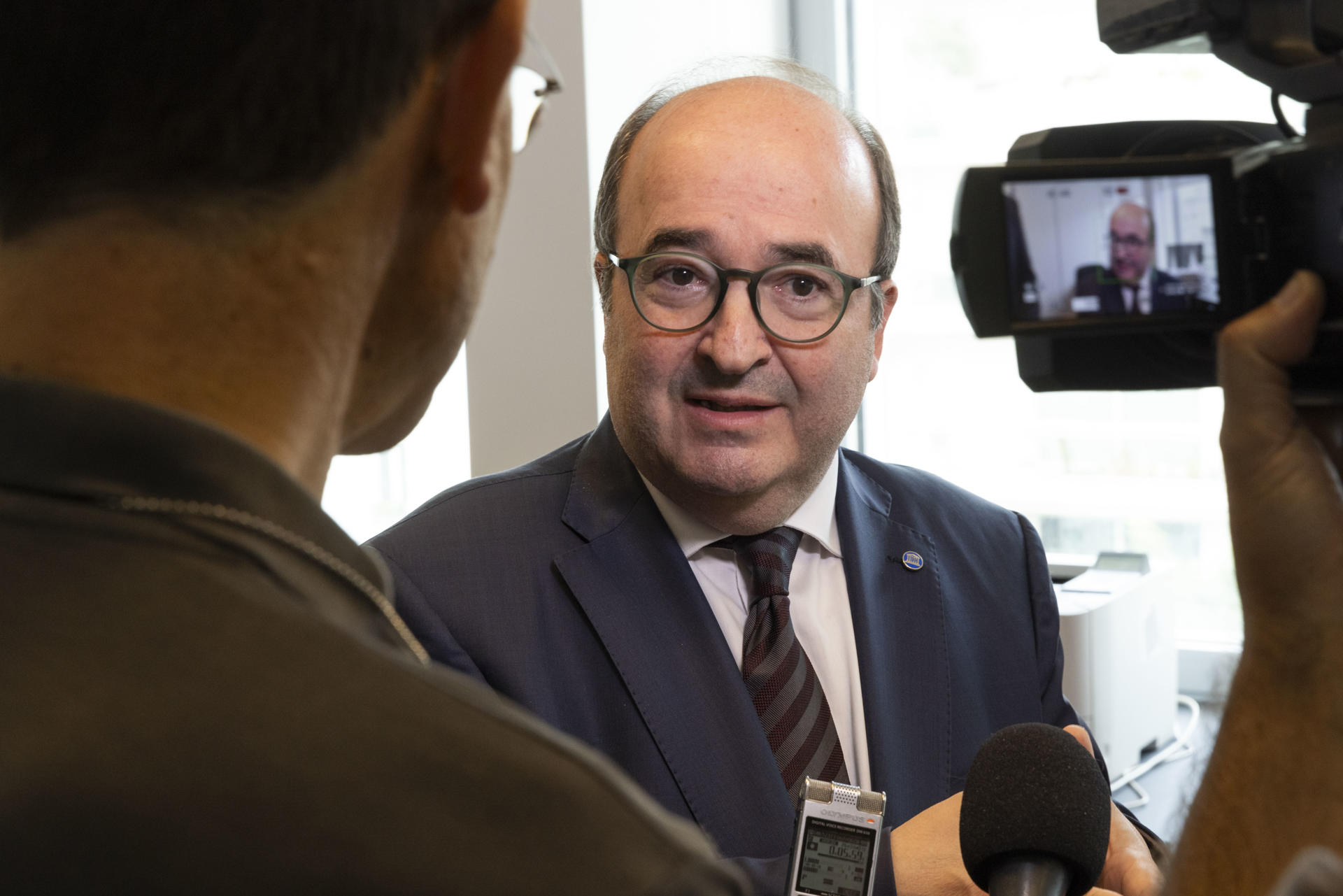 El embajador de España en la UNESCO, Miquel Iceta, atiende a la prensa después de reunirse este viernes en París con el consejero de Cultura de la Xunta de Galicia, José López Campos (d). EFE/ Andre Pain
