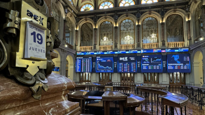 Interior de la Bolsa de Madrid este jueves, a cuyo cierre ha subido un 0,8 %. EFE/Ana Bornay
