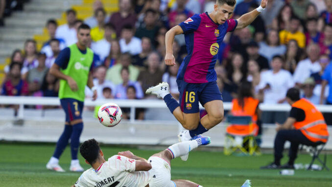 Imagen de archivo en la que el centrocampista del Barcelona Fermín López (d) pelea un balón con el defensa suizo del Valladolid Eray Cömert durante el partido de LaLiga que se disputó en el estadio Olímpico Lluis Companys de Barcelona. EFE/ Alejandro Garcia
