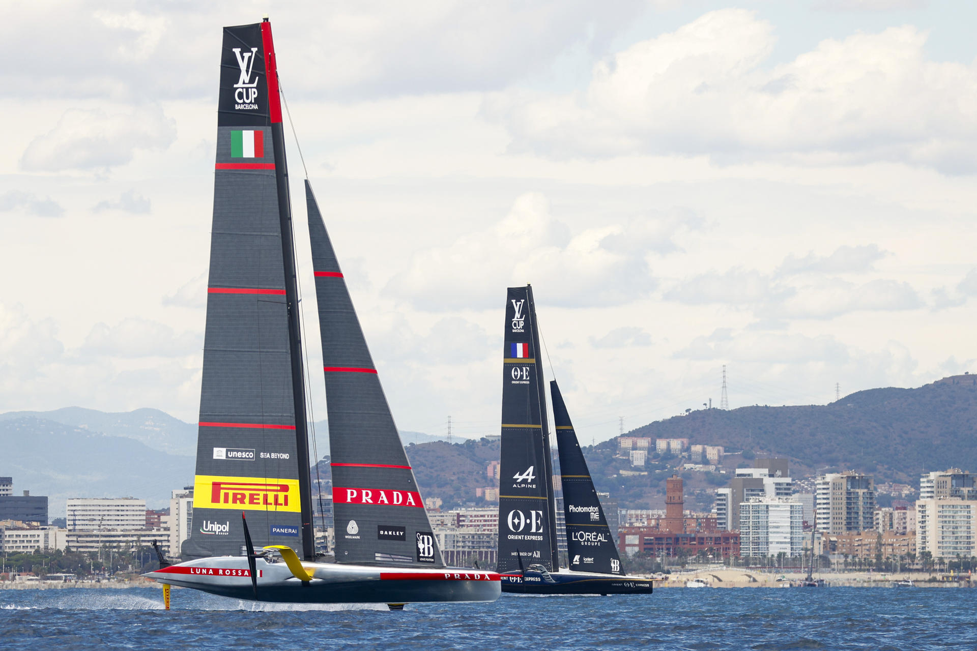 El barco francés  Orient Express Racing Team (d), y el barco italiano Luna Rossa Prada Pirelli (i) durante la sexta jornada de la 'Round Robin' (ronda clasificatoria) de la Copa del América de Barcelona.EFE/ Quique García
