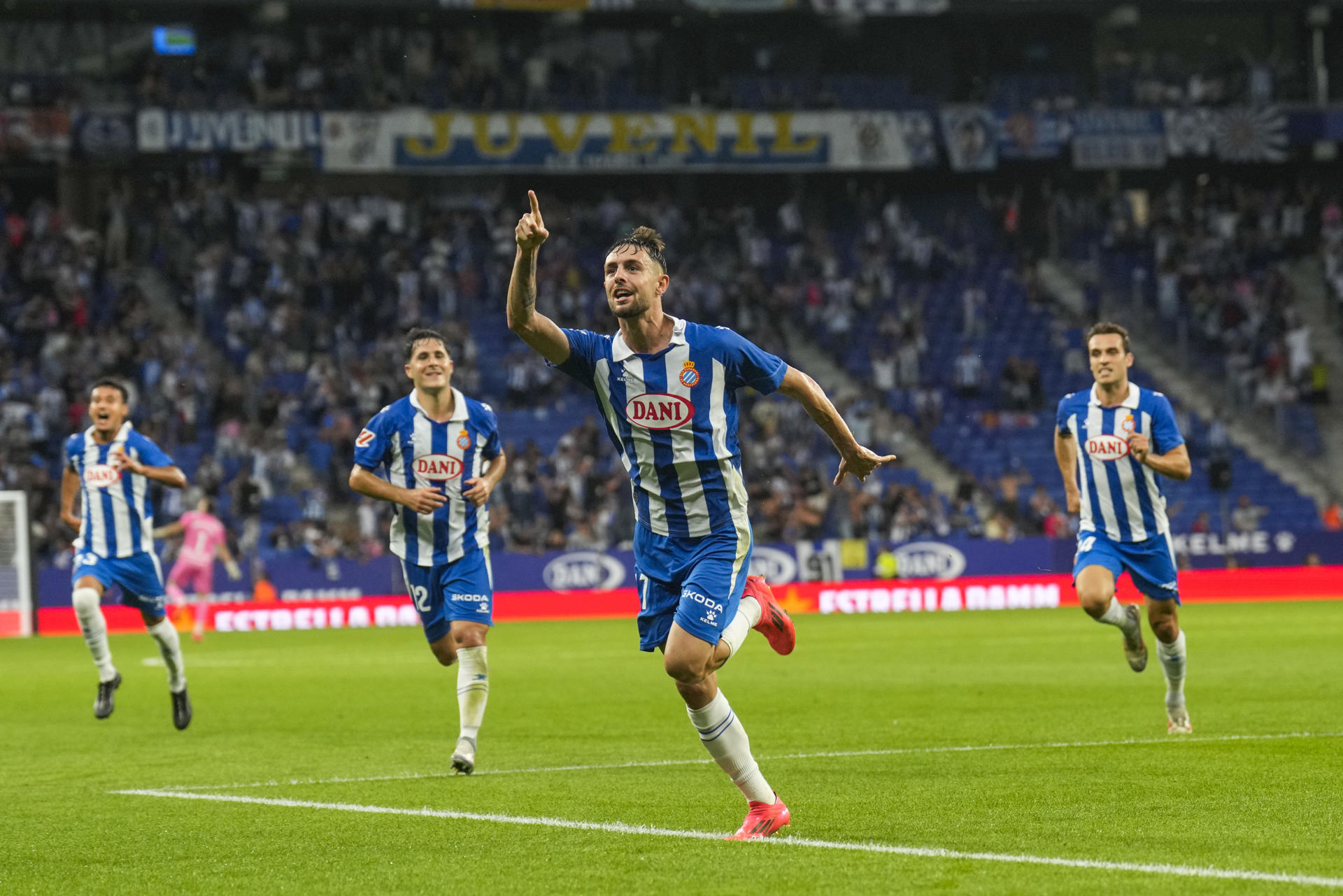 El centrocampista del Espanyol Jofre Carreras celebra su gol, primero del equipo catalán, durante el partido de la séptima jornada de LaLiga entre el RCD Espanyol y el Villarreal CF,en el RCDE Stadium, en Cornellá (Barcelona). EFE/ Alejandro García
