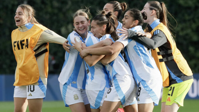 Jugadoras de Argentina celebran este domingo, al final de un partido del grupo F de la Copa Mundial Femenina sub-20. EFE/ Carlos Ortega
