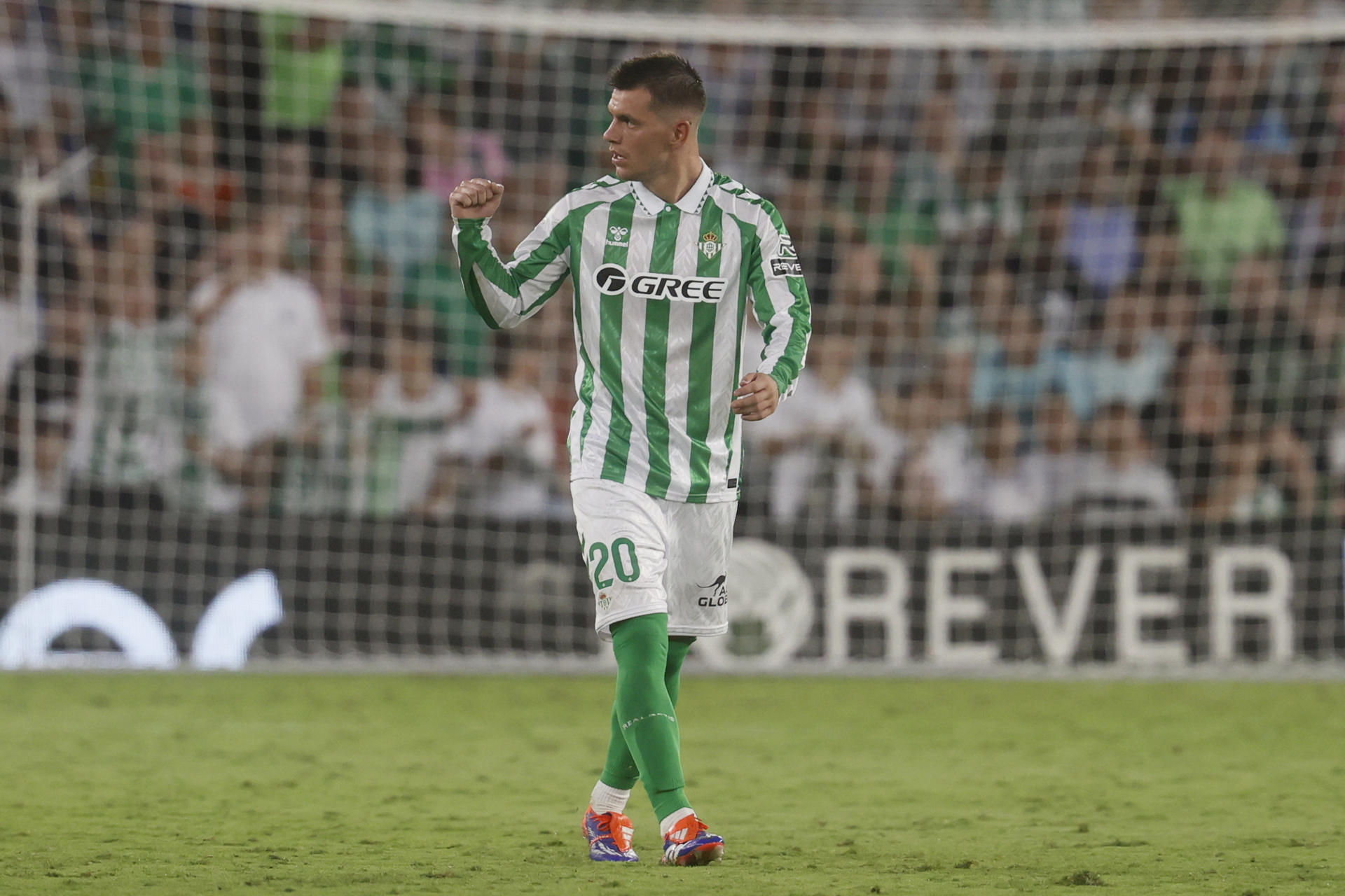 El centrocampista argentino del Betis, Giovani Lo Celso, celebra el segundo gol del equipo andaluz durante el encuentro correspondiente a la tercera jornada de LaLiga que disputaron Betis y Getafe en el estadio Benito Villamarín de Sevilla. EFE/ José Manuel Vidal
