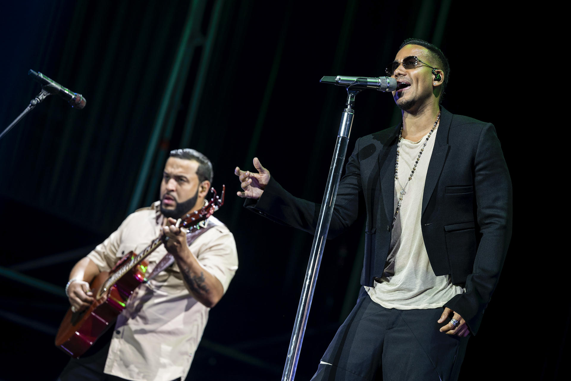 El cantante Romeo Santos actúa junto al resto de los componentes del grupo Aventura en el festival Marenostrum Fuengirola, este sábado. EFE/Daniel Pérez
