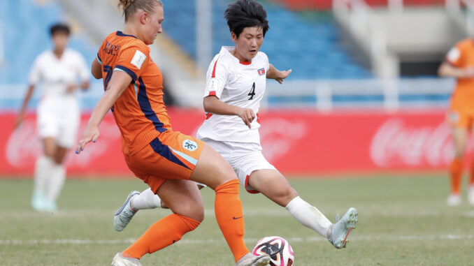 Djoeke de Ridder (i) de Países Bajos disputa un balón con Hyang Sin de Corea del Norte este domingo, en un partido del grupo F de la Copa Mundial Femenina sub-20. EFE/ Ernesto Guzmán
