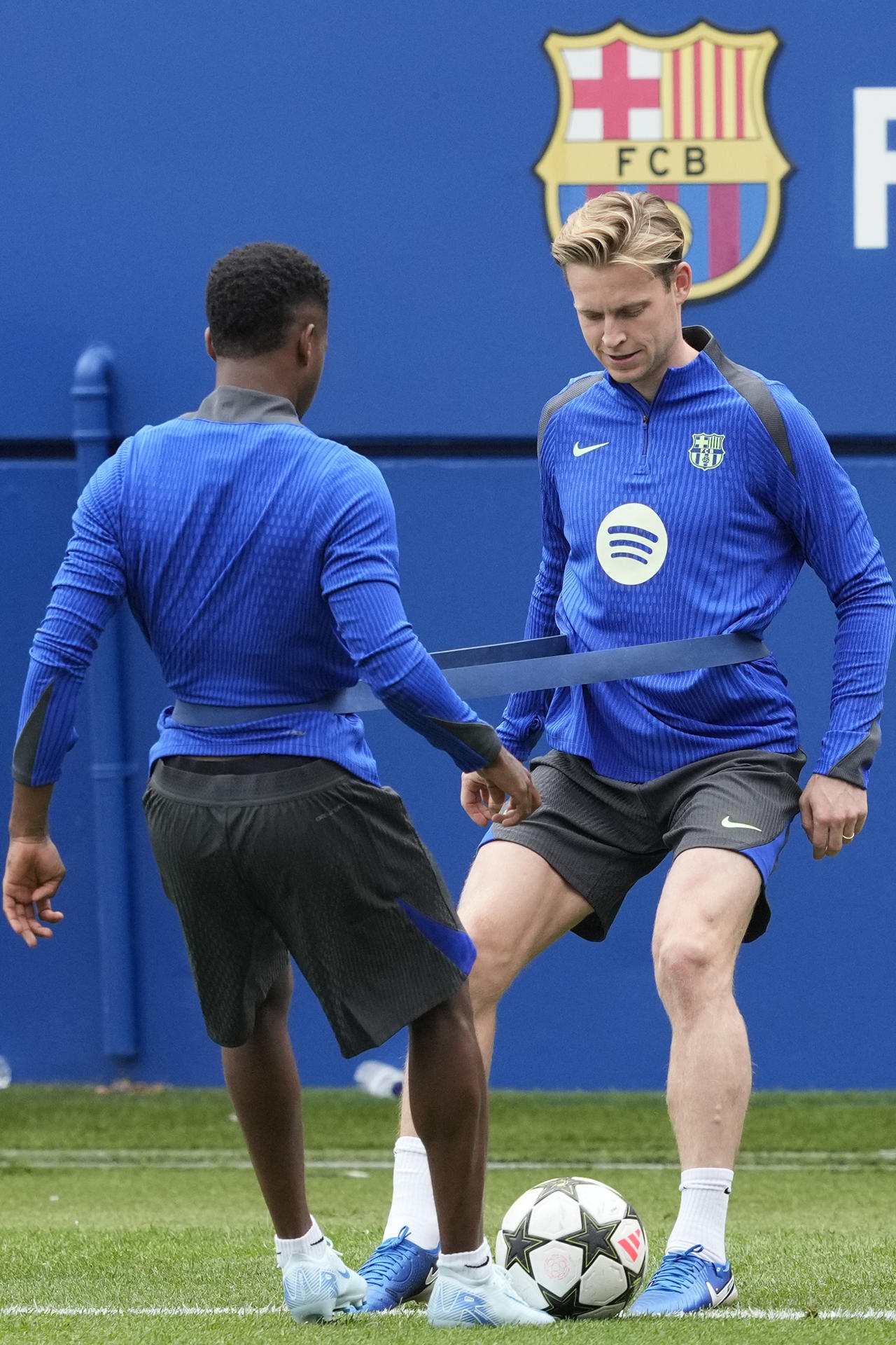 Los jugadores del FC Barcelona, Ansu Fati (i) y Frenkie de Jong (d), durante el entrenamiento que el equipo azulgrana ha realizado este miércoles en el estadio Johan Cruyff antes de viajar a Mónaco donde mañana debutan en la Liga de Campeones ante el AC Monaco. EFE/Alejandro García
