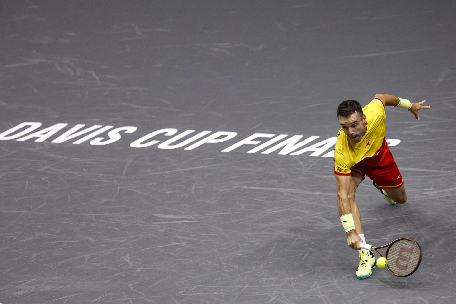 El jugador de la selección española, Roberto Bautista, durante el primer partido individual ante el jugador de la República Checa, Jiri Lehecka, en la segunda jornada del Grupo B de las Finales de la Copa Davis que disputan en el Pabellón Fuente San Luis. EFE/Kai Foersterling
