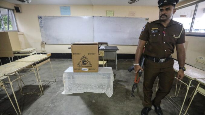 Un oficial de policía hace guardia en una mesa electoral en vísperas de las elecciones presidenciales en Colombo, Sri Lanka, el 20 de septiembre de 2024. EFE/EPA/CHAMILA KARUNARATHNE
