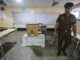 Un oficial de policía hace guardia en una mesa electoral en vísperas de las elecciones presidenciales en Colombo, Sri Lanka, el 20 de septiembre de 2024. EFE/EPA/CHAMILA KARUNARATHNE