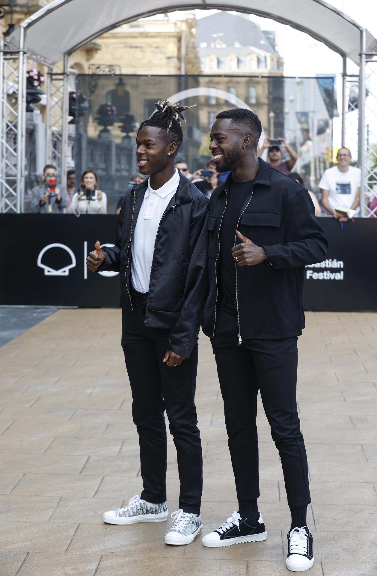 Los futbolistas Nico (i), e Iñaki Williams (d), a su llegada este viernes al hotel que aloja a los invitados de la 72 edición del Festival de Cine de San Sebastián. EFE/Juan Herrero.
