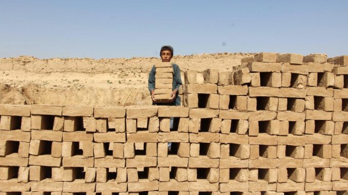 Fotografía de un niño trabajando en un horno de ladrillos. EFE/STRINGER
