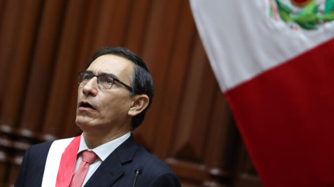 Fotografía de archivo del 23 de marzo de 2018 del ingeniero y empresario Martín Vizcarra jurando como nuevo presidente de Perú en el Congreso de la República del Perú, en Lima (Perú). EFE/ Ernesto Arias
