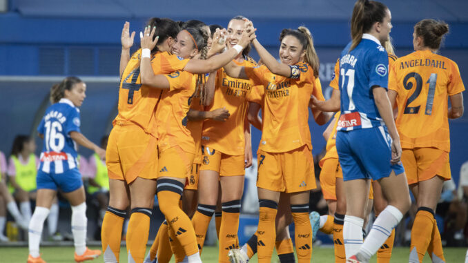 Las jugadoras del Real Madrid celebran uno de los goles conseguidos por el equipo madridista durante el encuentro entre RCD Espanyol y Real Madrid de la primera jornada de la Liga F, este viernes en el estadio Ciudad Deportiva Dani Jarque de Sant Adrià de Besós (Barcelona). EFE/ Marta Pérez
