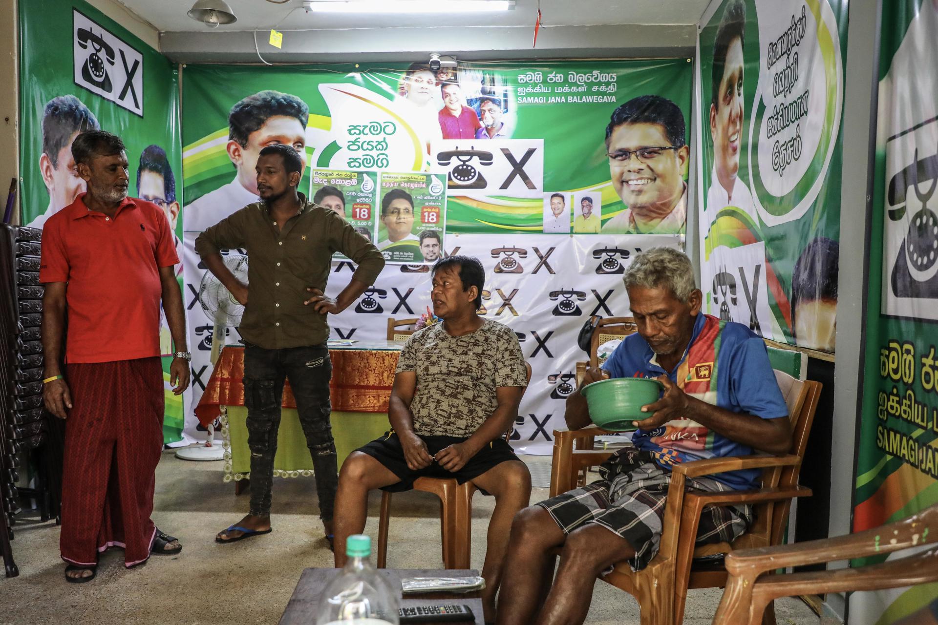 Los partidarios del candidato presidencial del principal partido de oposición de Sri Lanka, Samagi Jana Balawegaya (SJB), Sajith Premadasa, se sientan dentro de su oficina de campaña para las próximas elecciones presidenciales en Colombo, Sri Lanka, el 18 de septiembre de 2024. Sri Lanka celebrará sus elecciones presidenciales el 21 de septiembre de 2024, sus primeras elecciones desde que en 2022 se desencadenaron protestas masivas y una importante crisis política a raíz del colapso económico. Un total de 39 candidatos de partidos políticos reconocidos y grupos independientes han presentado sus nominaciones, y el actual presidente, Ranil Wickremesinghe, se postula para un segundo mandato. (Elecciones, Protestas) EFE/EPA/CHAMILA KARUNARATHNE
