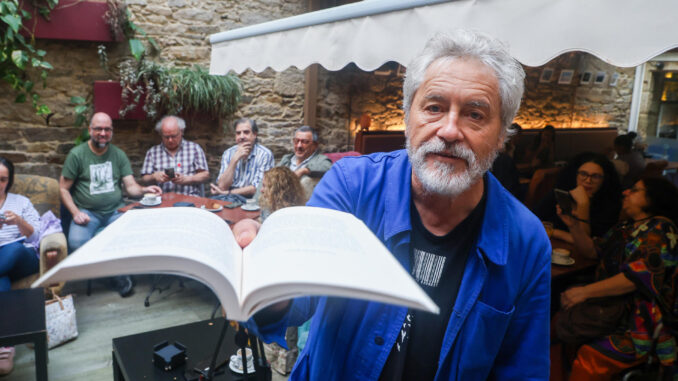 Con motivo de la publicación de su nuevo libro, 'Tras do Ceo', Manuel Rivas, celebra un encuentro con librerías abierto a medios de comunicación este jueves en la cafetería Airas Nunes en Santiago de Compostela.EFE/ Xoán Rey
