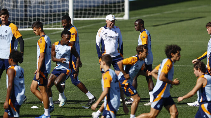 El entrenador del Real Madrid Carlo Ancelotti durante el entrenamiento realizado este viernes en la Ciudad Deportiva de Valdebebas para preparar el partido de la 5ª jornada de Liga que el equipo disputa mañana ante la Real Sociedad en Anoeta. EFE/Rodrigo Jiménez
