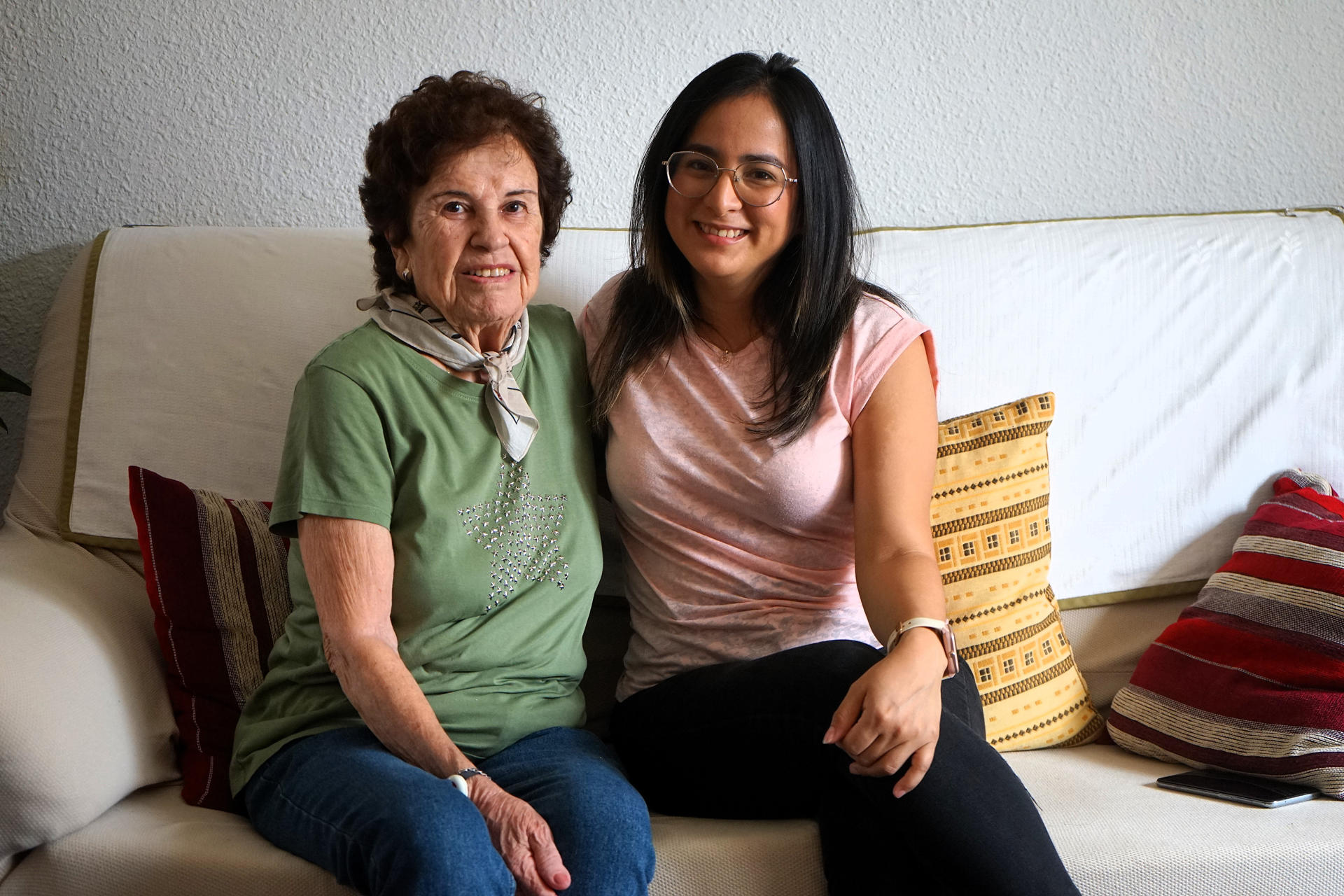 Carmen, una malagueña de 87 años, y Pamela, una estudiante de máster de Ecuador, dos mujeres que comparten piso gracias a una iniciativa de la Universidad de Málaga que ofrece a los jóvenes una habitación gratis a cambio de que hagan compañía a los mayores, les acompañen al médico o les compren medicamentos, posan para EFE. EFE/María Alonso
