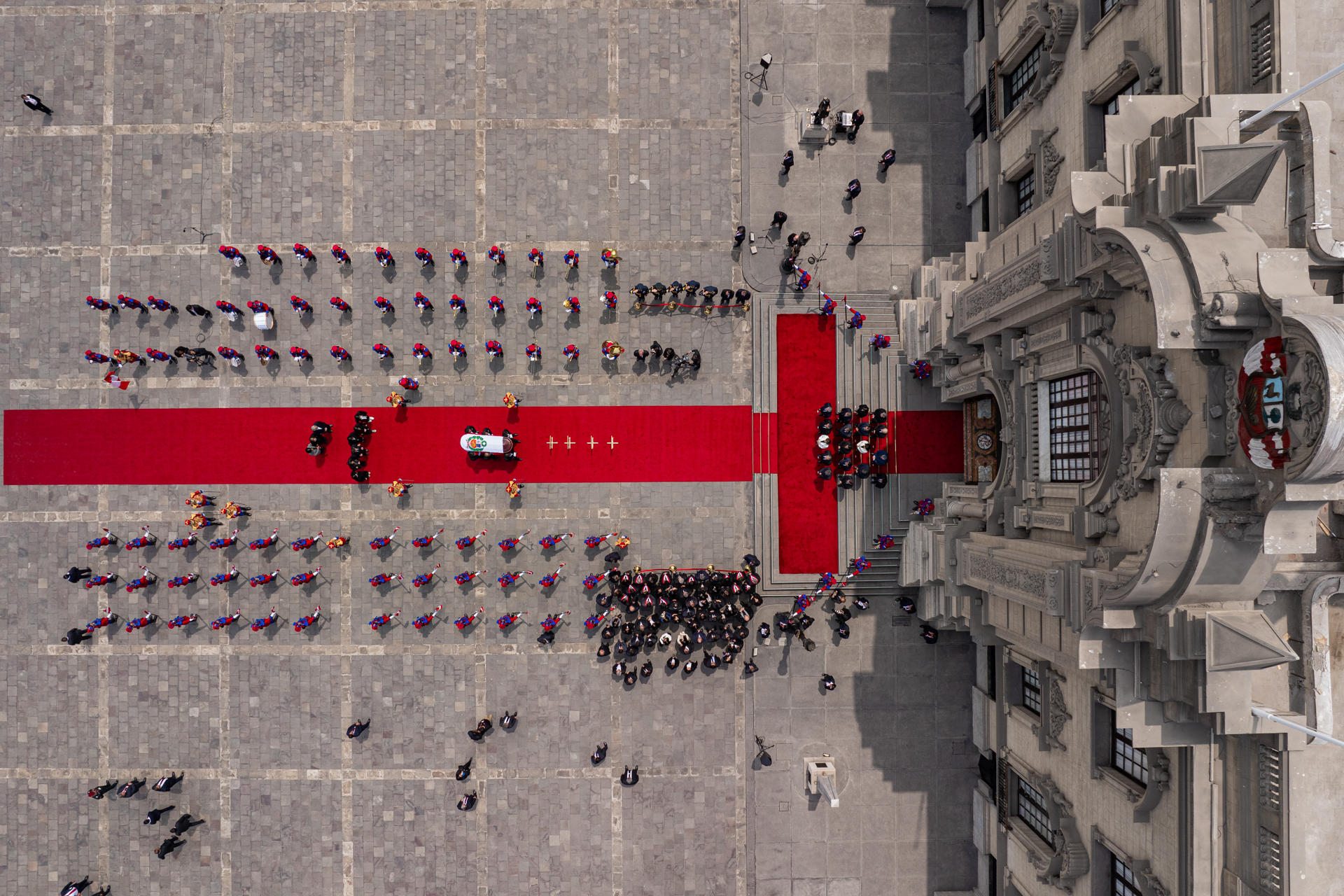 Fotografía cedida por la Presidencia de Perú del encuentro de la presidenta de Perú, Dina Boluarte, con el cortejo fúnebre del fallecido expresidente de Perú, Alberto Fujimori, este sábado, en Lima (Perú). EFE/ Presidencia de Perú
