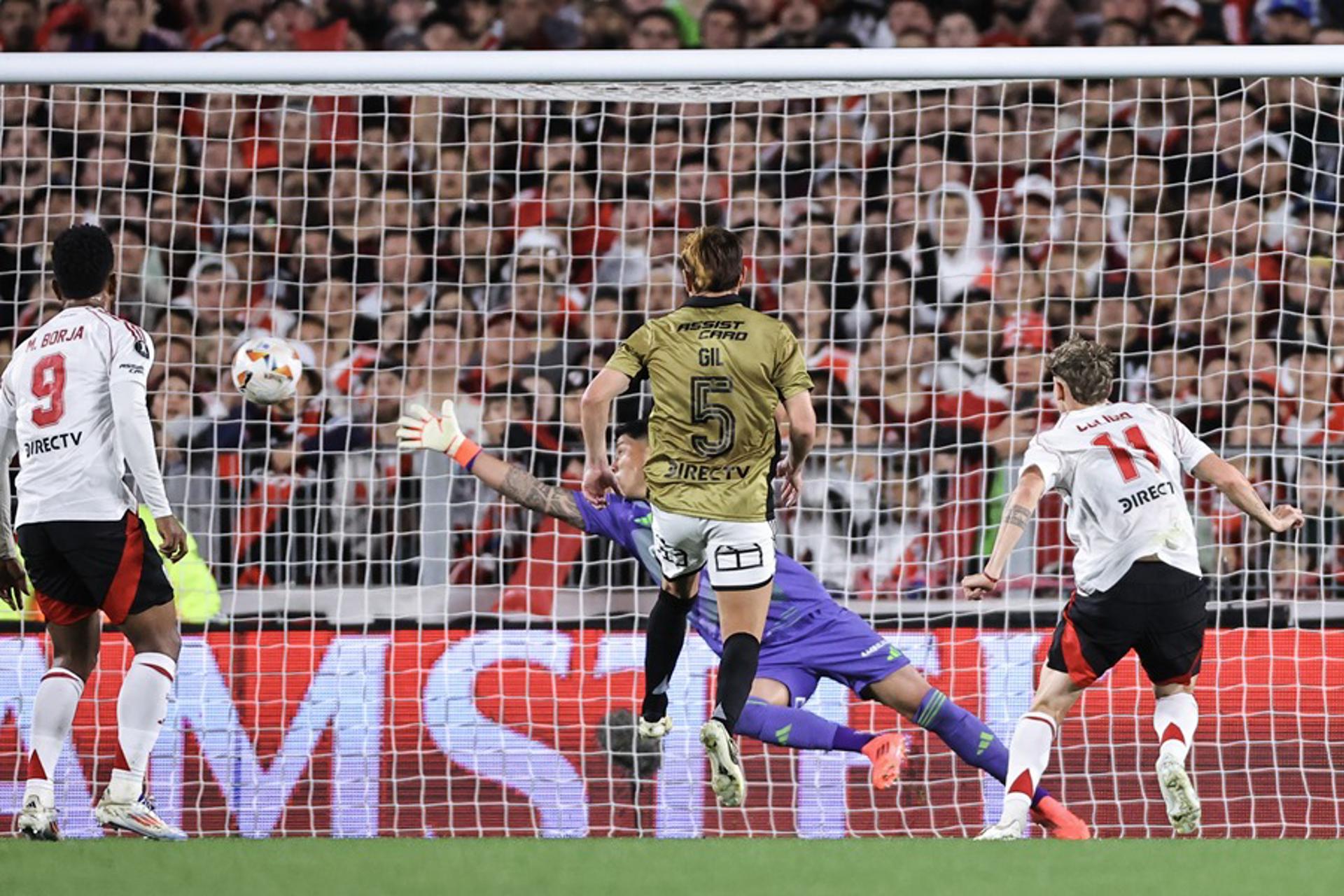 Facundo Colidio (d) de River marca un gol en el partido de vuelta de los cuartos de final de la Copa Libertadores. EFE/ Juan Ignacio Roncoroni
