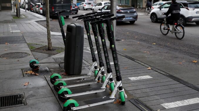 Fotografía de archivo que muestra varios patinetes eléctricos de alquiler aparcados en una calle de Madrid. EFE/ J.J. Guillén
