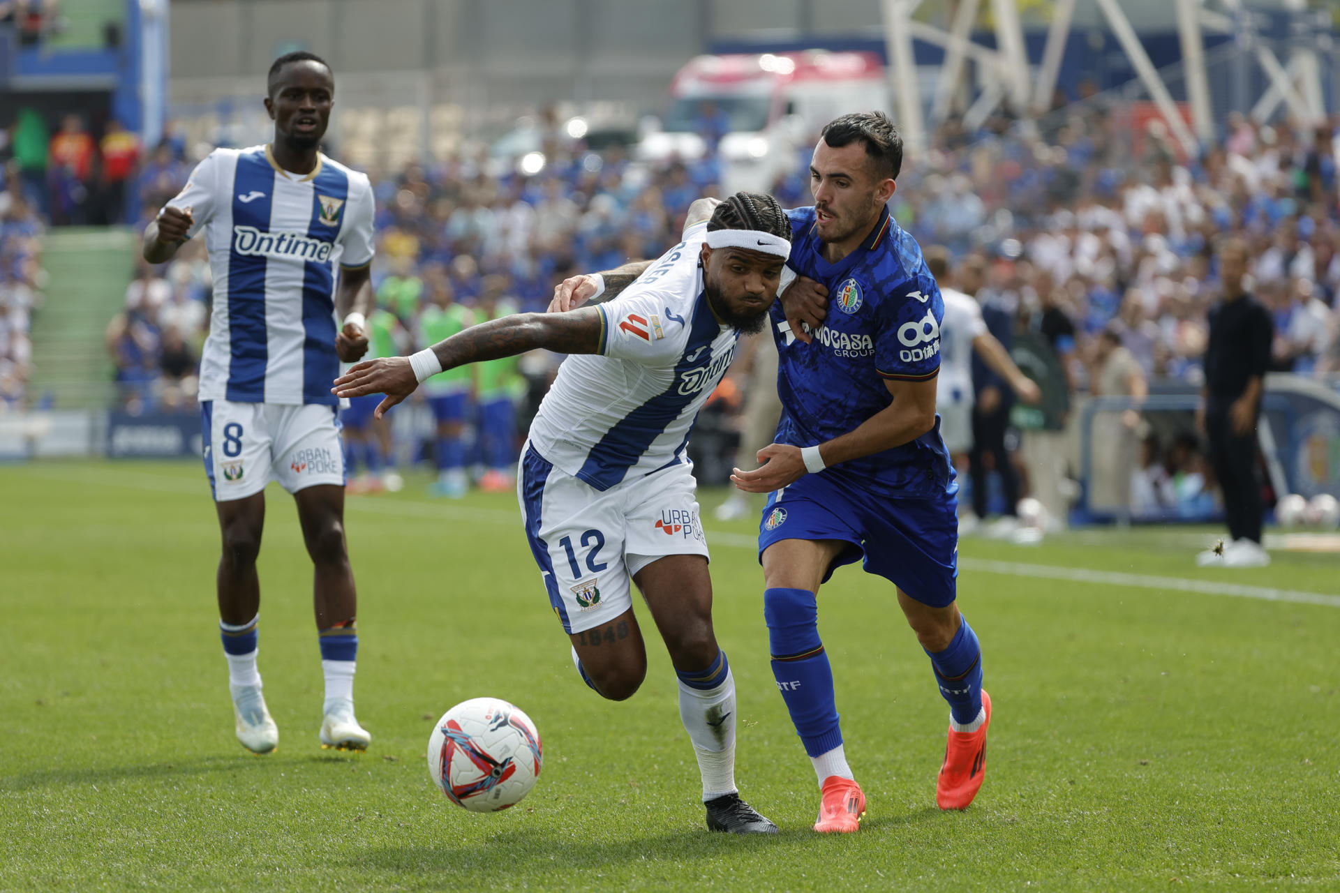 El defensa del Getafe Alex Sola y el centrocampista francés del Leganés Valentin Rosier, durante el partido de la jornada 6 de LaLiga contra el Getafe, este domingo en el Estadio Coliseum en Getafe.-EFE/ Zipi Aragón
