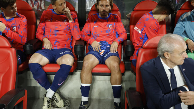 El delantero del Atlético de Madrid Antoine Griezmann (c), en el banquillo antes del partido de LaLiga EA Sports que enfrenta a su equipo contra el Rayo Vallecano en el Estadio de Vallecas en Madrid este domingo. EFE/ Kiko Huesca
