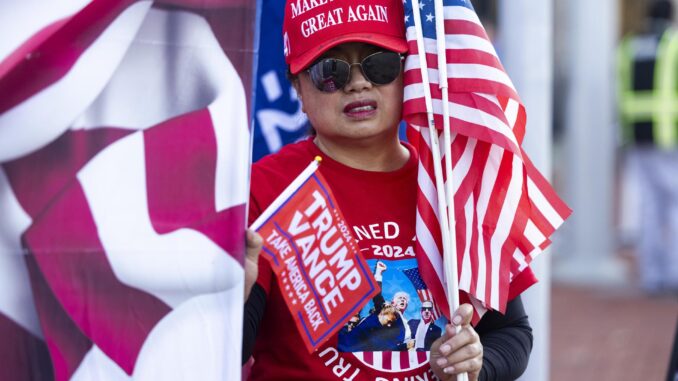 Partidarios de la campaña del candidato presidencial republicano Donald J. Trump participan en la votación anticipada en persona, en el lugar de votación del Centro de Gobierno del Condado de Fairfax en Fairfax, Virginia, EE. UU., este 20 de septiembre de 2024.EFE/EPA/Shawn Thew
