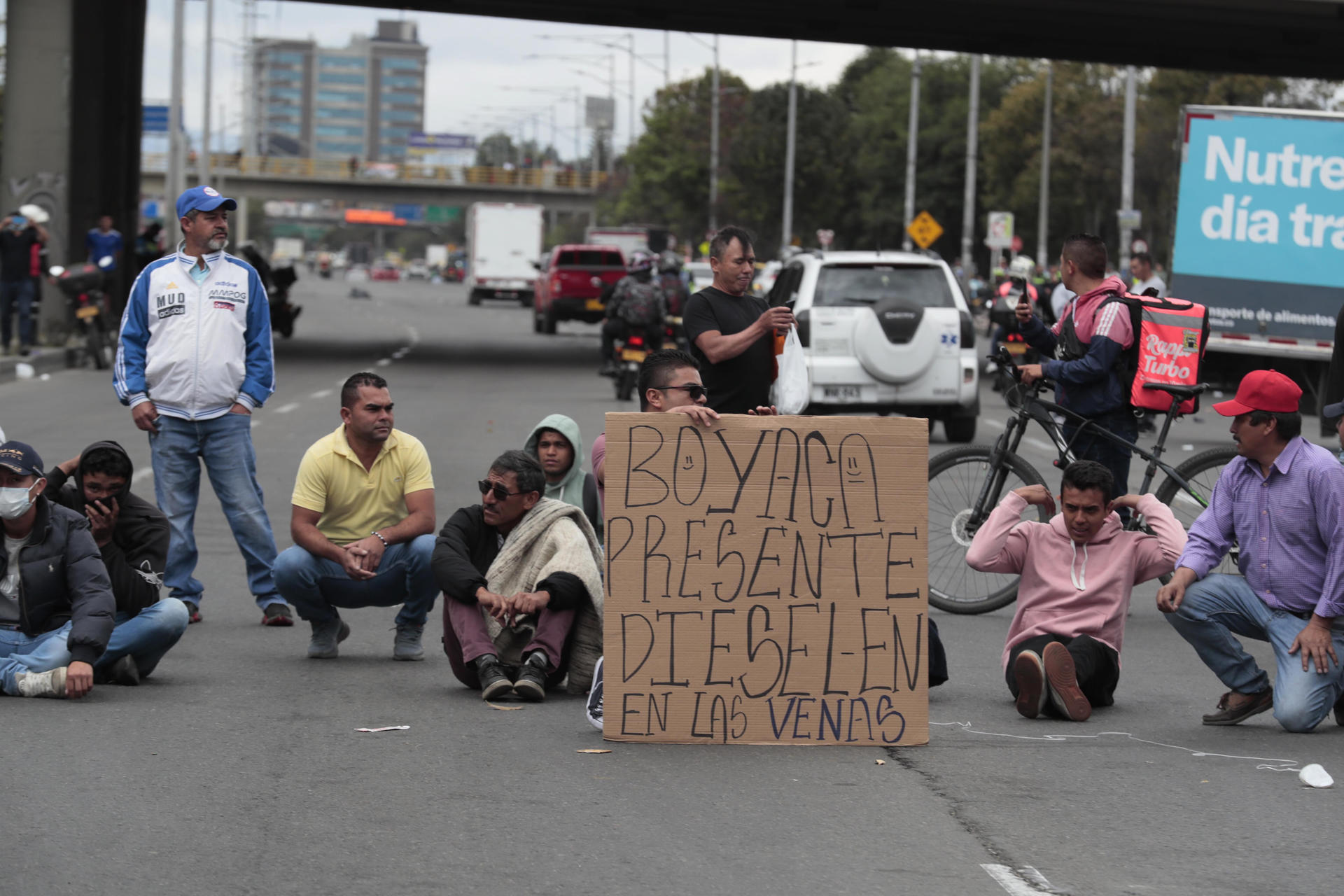 Transportadores bloquean una vía durante una manifestación este 5 de septiembre de 2024 en Bogotá (Colombia).EFE/ Carlos Ortega
